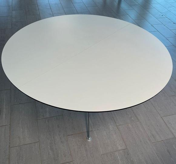 Paustian Spinal rundbord i hvid med sort lakkant set ovenfra – Ø180 cm